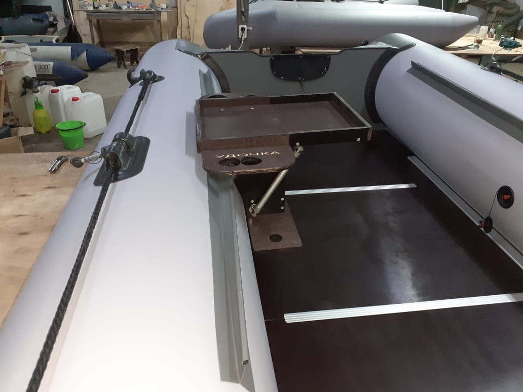 Столик на ликтрос с гравюрой